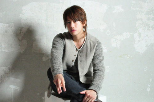 pechumori:Takeru Sato’s interview photos for “The Liar and His Lover” Dec. 11, 2013(with the Kenshin