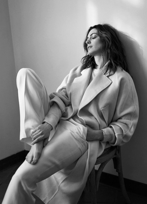  Anne Hathawayphotographed by Sebastian KimSunday Times Style (2019) 