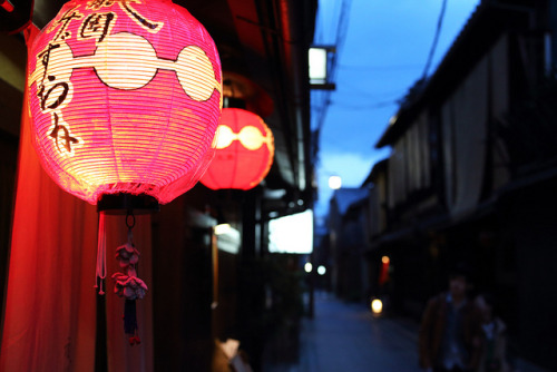 Gion at Night by Teruhide Tomori (◠‿◠) on Flickr.