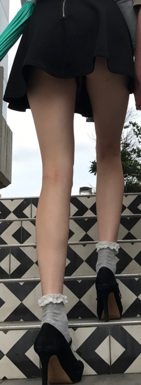 atxcreepshots: Caught this perfect upskirt today on Campus
