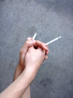 miuda-pequena:  Smoke on We Heart It. 