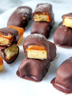 do-not-touch-my-food:  Dark Chocolate and Salted Caramel “Twix” Bars  Smexy