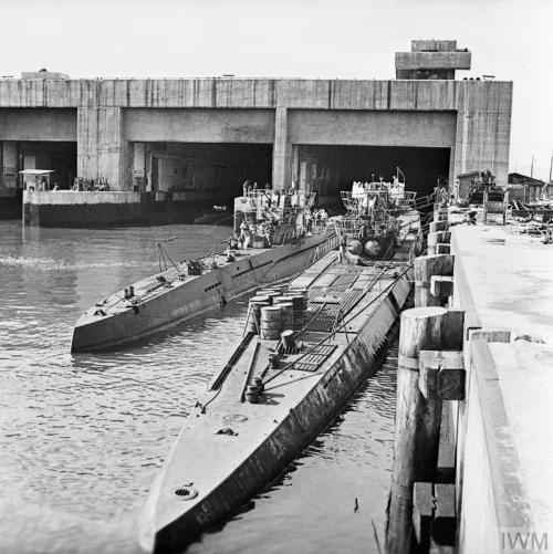 U-BOAT WARFARE 1939-1945© IWM BU 6382Axis Forces: A Type VII and a Type IX submarine alongside each 