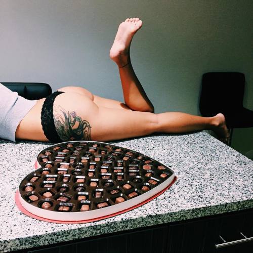 hijefff: hijefff:Hella chocolates and chill ft. @evebbk #sundaybumday (at The Vermont) Snapchat: hij