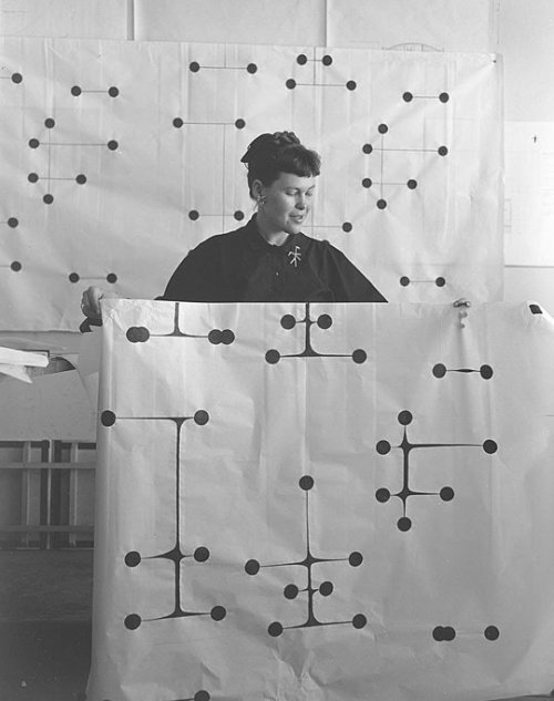 avec-plaisir-avec-plaisir:Ray Eames holding Dot Pattern fabric, Library of Congress