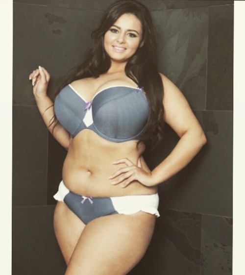 italiankong:  Perfectly thick and curvy. Beautiful Sophie Adams. Wow.