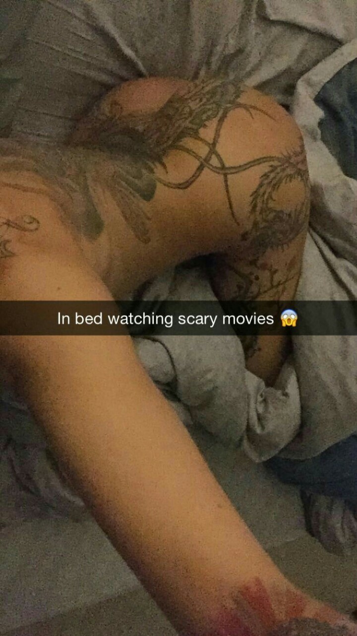 phatazzlova:  I sure wish I could get up behind Bella Bellz fine ass.