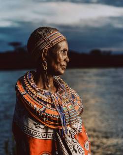 mutuamatheka:  So the last time we were in Samburu with @onetouchlive, we met Juliana Nagusii Lolomu who is one of the women of Umoja village. The interesting thing is that Umoja village is a women only village. It was started as a refuge from women who