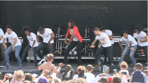 tormans-space:kenyagoldengirl:  Michelle Obama breaks it down at Easter Egg Roll