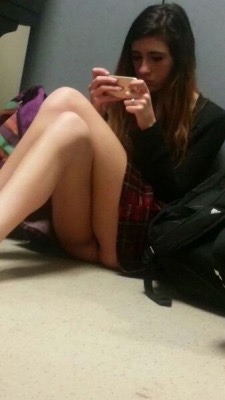 hotpics-taboo-voyeur-teens:Upskirt pic of teen at school