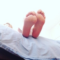 venusohara:  Good morning! #feet #soles #toes