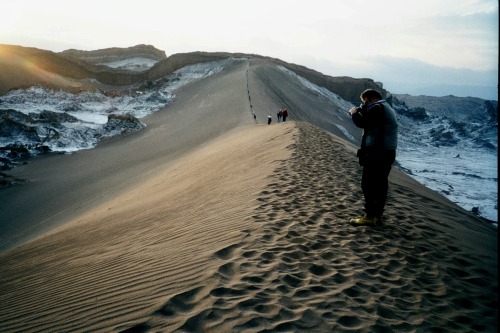 Fotógrafo (no yo) en una duna de arena, Valle de la Muerte, Atacama, Chile, 2001.