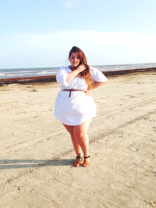nataliemeansnice:please have these very similar but slightly different buncha pictures of me at the beach being a babe in this oversized asoscurve white tee that i wear as a dress. :)