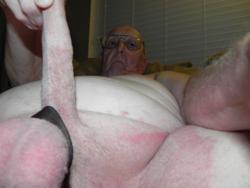 grandpa70: loveoldermen78: handsome grandpa Ummm rico papito hermoso