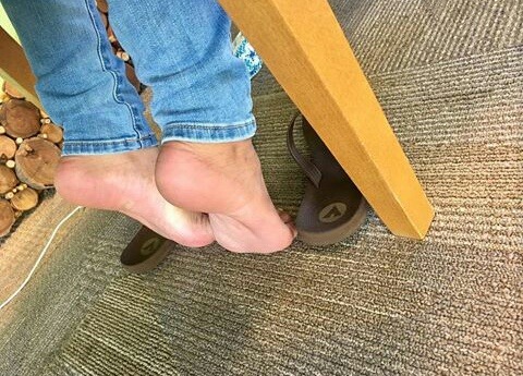 hettym: Library feet