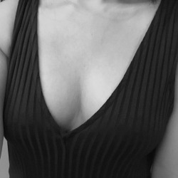 hornynaughtybunny:  Friday’s cleavage 😏