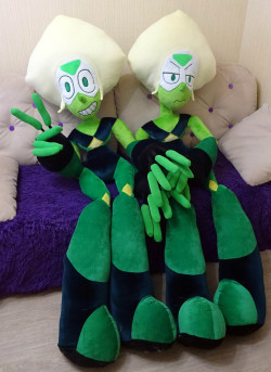 eyzmaster: renchanworkshop: human size Peridots, made to commission. They took a looot of time to be made and it was quite a challenge to find and assemble wires to support their weight &gt;__&lt;”” But I guess they came out great! :D  They are ~175-180