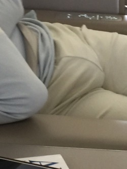 bulges-grabbed-freeball-sweats:  hotjockstuddad:  Flying home from Europe and the guy next to me was sporting this hot huge bulge - I was hard the rest of the trip  Hot!