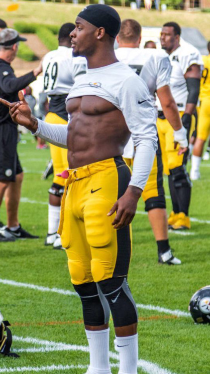 seeker310:  hotties-bodies-bigdicks:  One of my favorite athletes and biggest crushes.   Hot!! Kings!! Powerful handsome SexyFave please Reblog