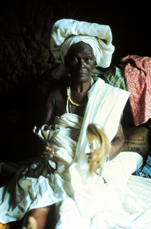 Sex alaayemore: An elderly priestess of the pictures
