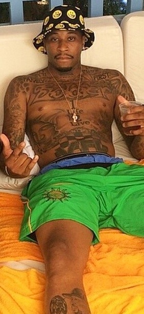 reshawndbrown: niggacrusheveryday:  He look so good! That’s can be bae! ♥️❤️😏