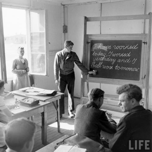 Displaced persons in Munich learning English(Walter Sanders. 1947)