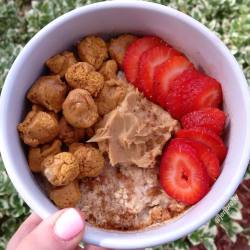 oatsnjen:  Things that make me happy: Microwaving my cinnamon roll quest bar and putting it on my egg white oats ✌🏻️