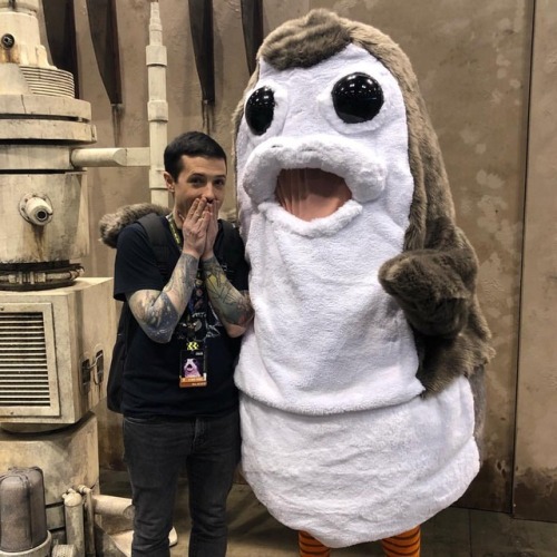 ‪Guys&hellip; I met a giant porg!!!! #StarWarsCelebration‬ www.instagram.com/p/BwSE9tmgT