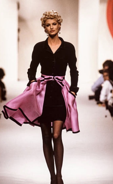 Linda Evangelista walks the runway at the Chanel Haute Couture Spring/Summer 1990-1991 fashion show 