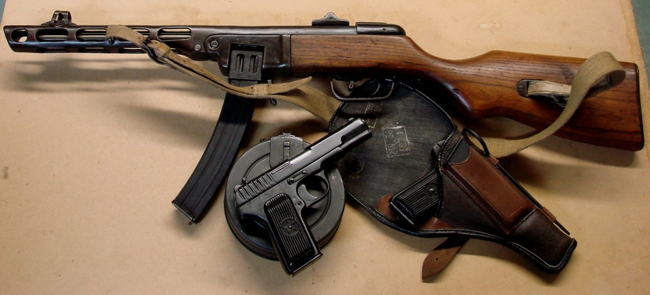 sacred-fox:  Russian PPsH-41 with 35-round stick mag, 71-round drum mag, and a pair