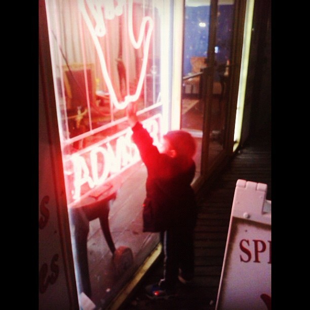 High Five ✋ @lauren_ash1019 @slinger36s #atlanticcity #boardwalk #highfive