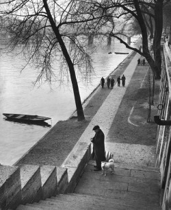 greeneyes55:  Near Pont Neuf Paris 1946 Photo: Ed Clark  