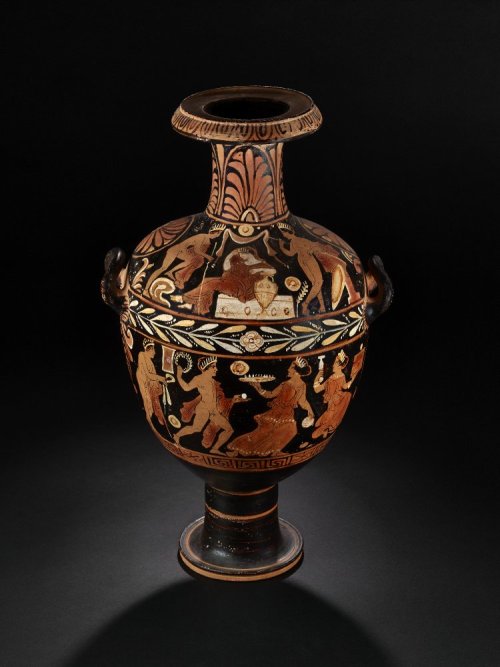 museumofclassicalantiquities: ancientpeoples:Red-figured hydria with a scene at Agamemnon’s to