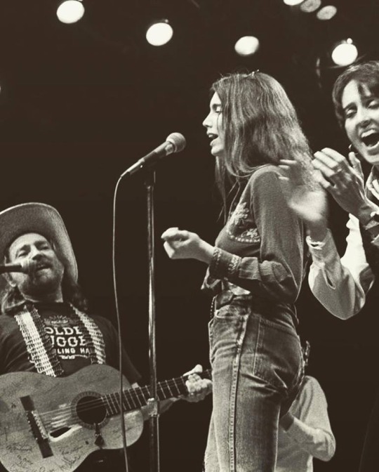 1264doghouse:Willie, Emmylou & Joan  porn pictures