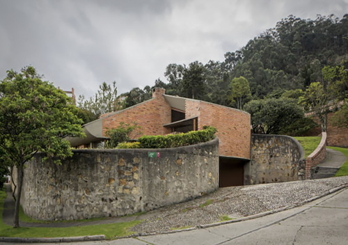 ofhouses: 900. Fernando Martìnez Sanabria /// Calderòn House /// El Refugio, Bogotá, Colombia /// 19