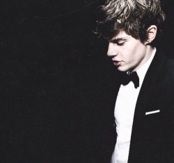 menina-ramona:  Evan Peters | American Horror