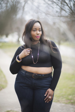 mcflyver:   Cicely Carter in a midriff top and denim #fatshion #model  Just a bit more… 