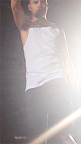 guydirectioners:  look who decided to kill the girl holding the camera. x 