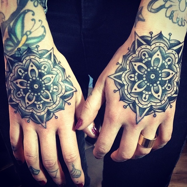 fuckyeahhandtattoos:  instagram : @simonerl