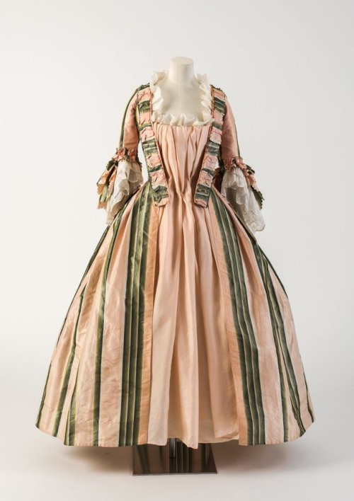 Robe à l'anglaise at the Bath museum, 1770′s