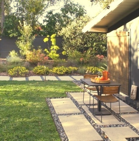 Concrete Pavers In Los AngelesDesign Ideas For A Mid-sized Mid-century Modern Partial Sun Front Yard