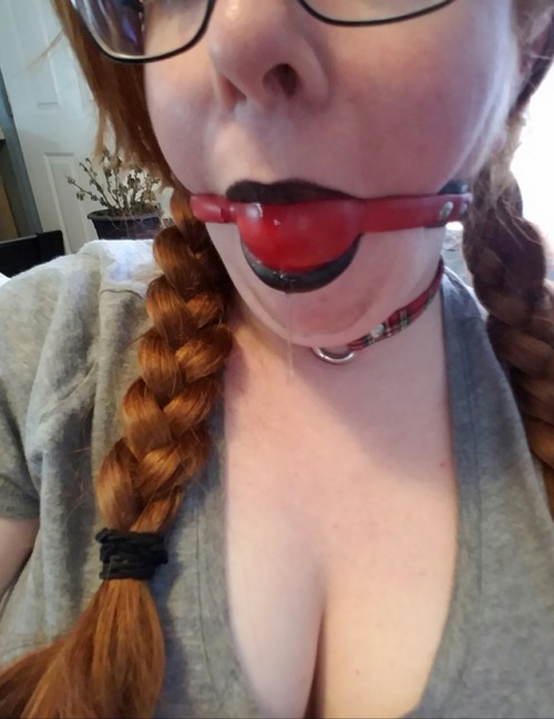 amateurgags:manic-pixie-ginger-slut: Enjoying my day off. Drooling from more than one set of lips…