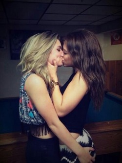 lipstick-lesbian:  ♀♡♀ 