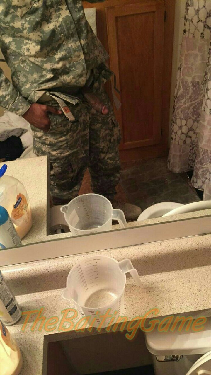 thebaitinggame:  Army boy 💪👅  Reblog