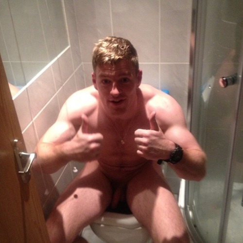 boyzdoingboystuff:  jock on the pot 