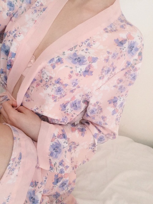 bby-angell: I feel like an angel in this robe