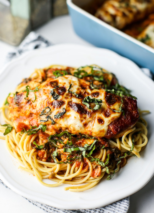 EASY MOZZARELLA CHICKEN WITH MARINARA SAUCE - Enjoy a delicious dinner in no time with this easy moz