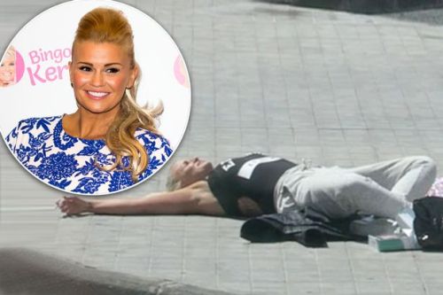 Kerry Katona komplett besoffen auf Gran CanariaIm April schockierte der Atomic-Kitten Star Kerry Katona mit diesen unrühmlichen Aufnahmen, auf denen zu sehen ist, wie sie sturzbetrunken am Flughafen von Gran Canaria liegt und sich sogar in aller Öffentlic