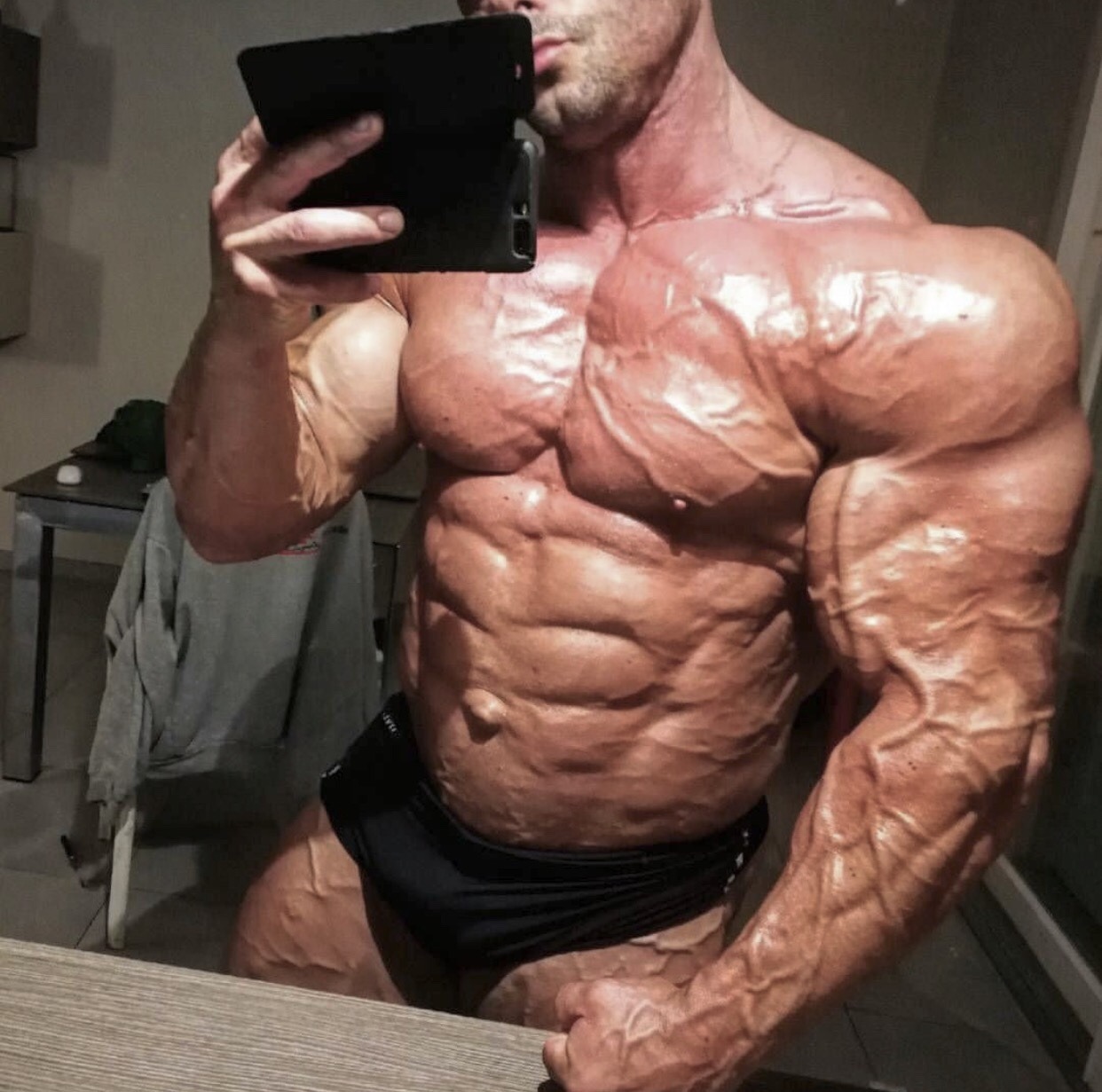 nude muscle selfie