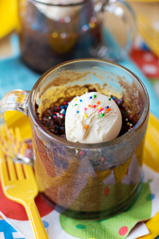foodffs:  1 MINUTE CHOCOLATE MUG CAKESReally nice recipes. Every hour.Show me what